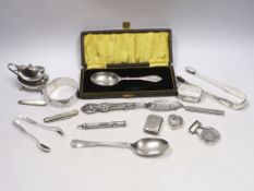 Sundry small silver including bracelet, dessert spoon, fruit knives, mustard, vesta pill box,