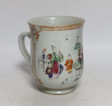 An 18th century Chinese Export famille rose mug, 14cm