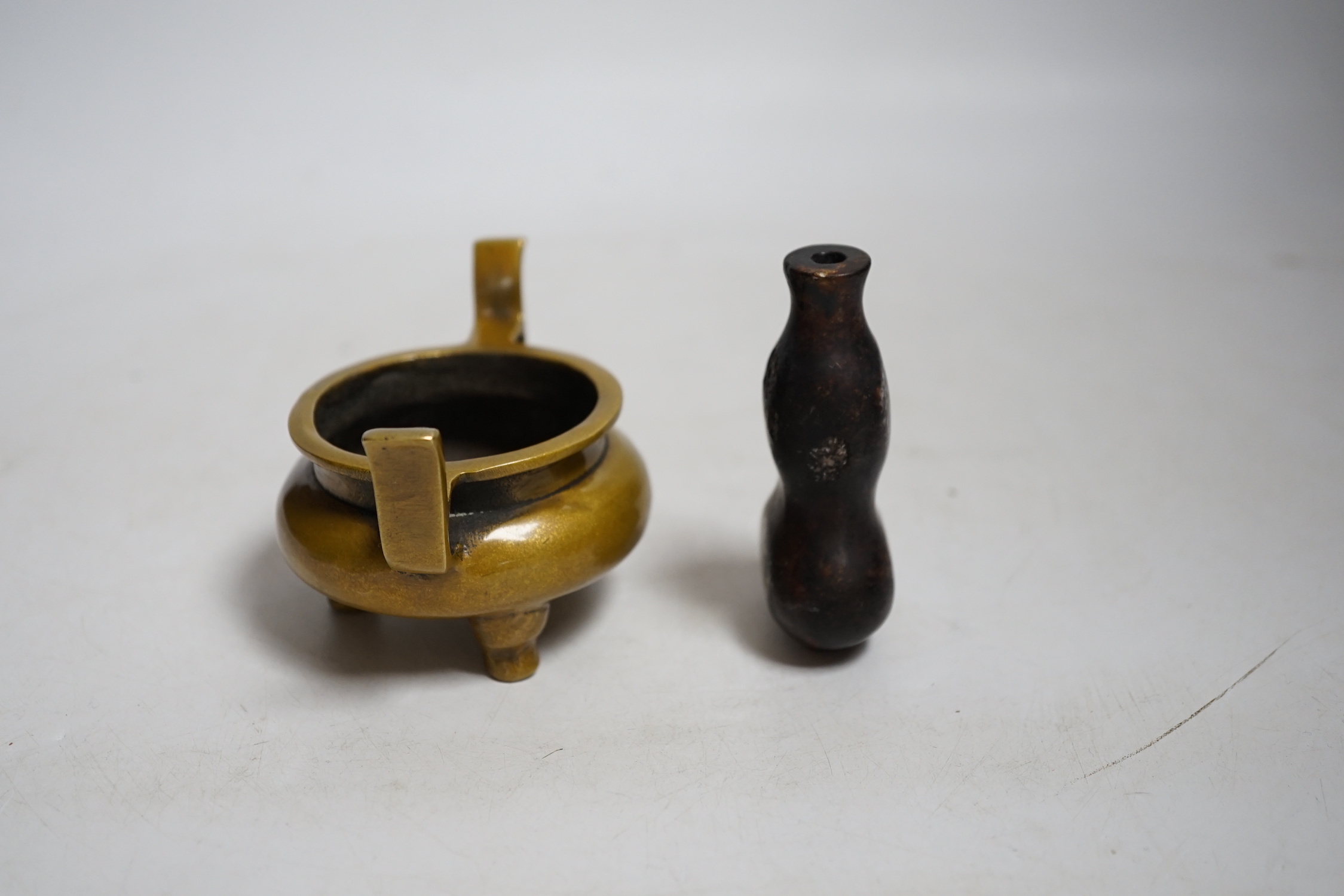 A Chinese bronze censer and a hardstone snuff bottle, 7.5cm - Image 3 of 4