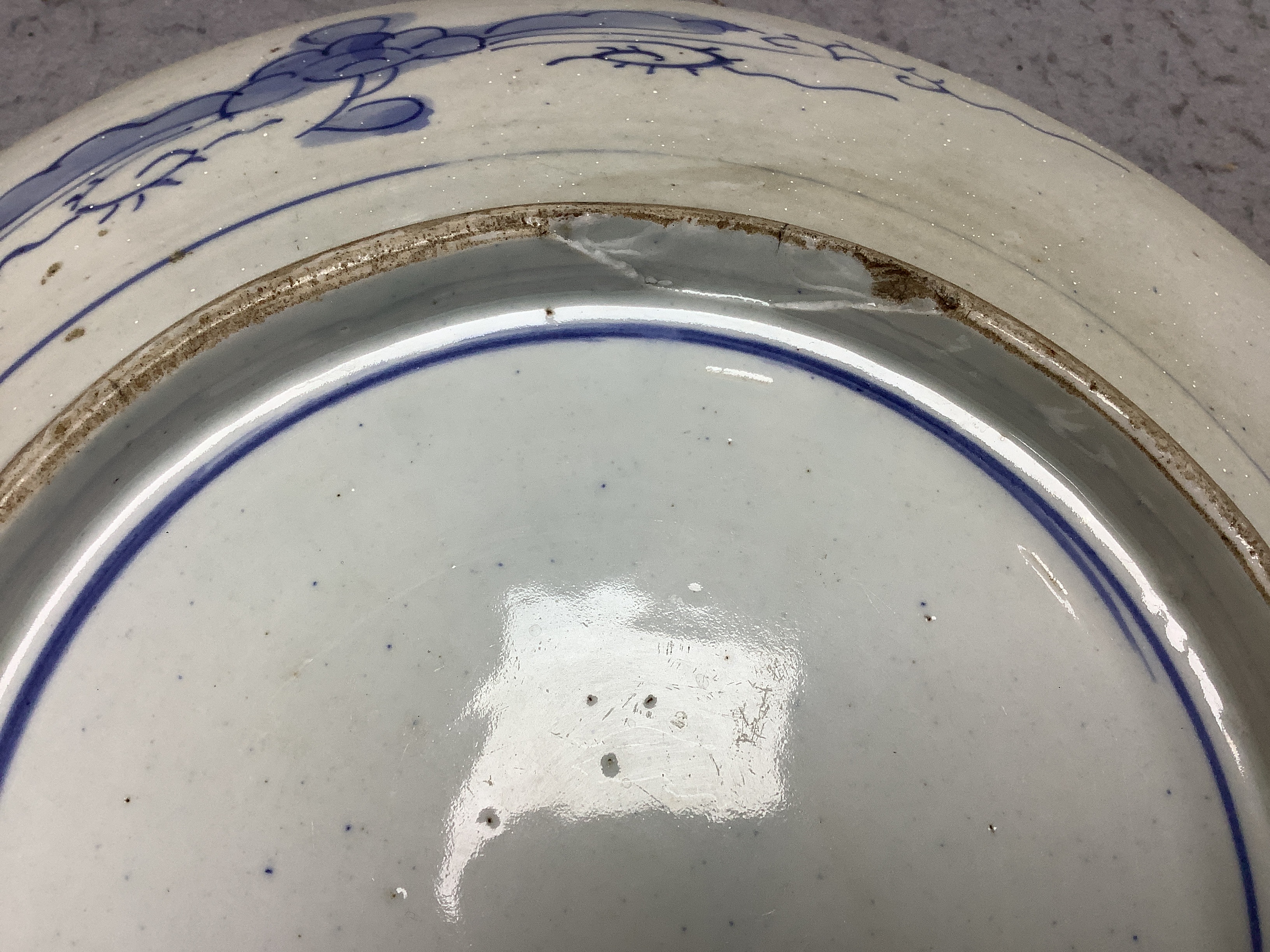 A 19th century Japanese ‘fish’ plate, 31cm - Image 5 of 5