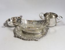 An Edwardian planished Britannia standard silver two handled cup, by Daniel & John Welby, London,