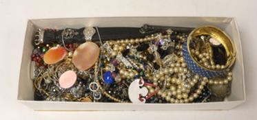 A quantity of assorted costume jewellery.