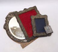 An Edwardian silver mounted wooden easel mirror, Birmingham, 1904, 31.4cm (a.f.), together with