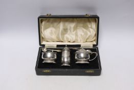 A cased Mappin & Webb three piece silver condiment set, with two matching spoons, Sheffield, 1948.