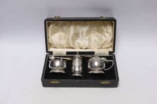 A cased Mappin & Webb three piece silver condiment set, with two matching spoons, Sheffield, 1948.