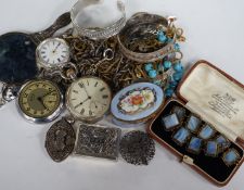 A quantity of assorted jewellery including a later Victorian silver locket and brooch, Italian 925