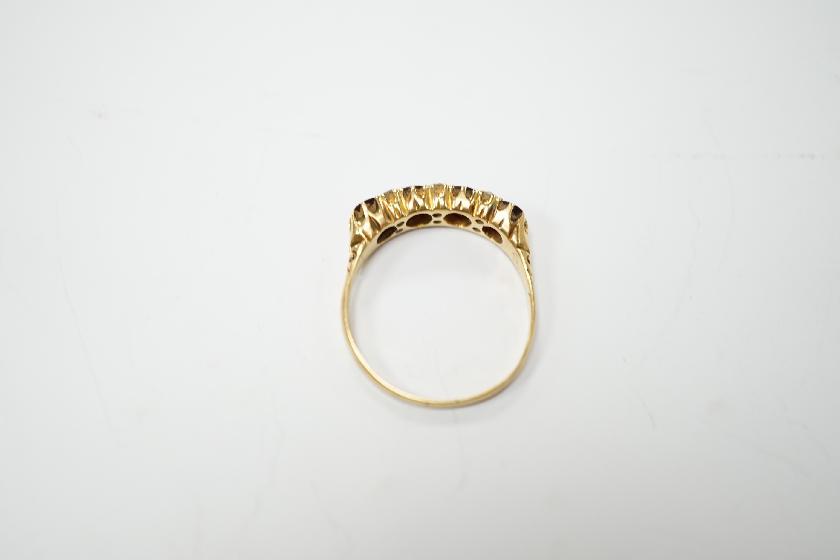 An Edwardian 18ct gold and four stone garnet set half hoop ring, with diamond chip spacers, size - Image 4 of 4