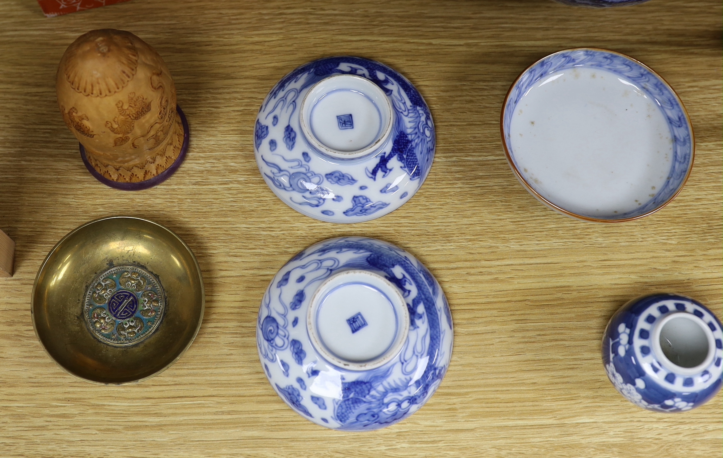 A group of Chinese and Japanese ceramics and objects, 19th/20th century, including an Imari bowl, - Image 2 of 7