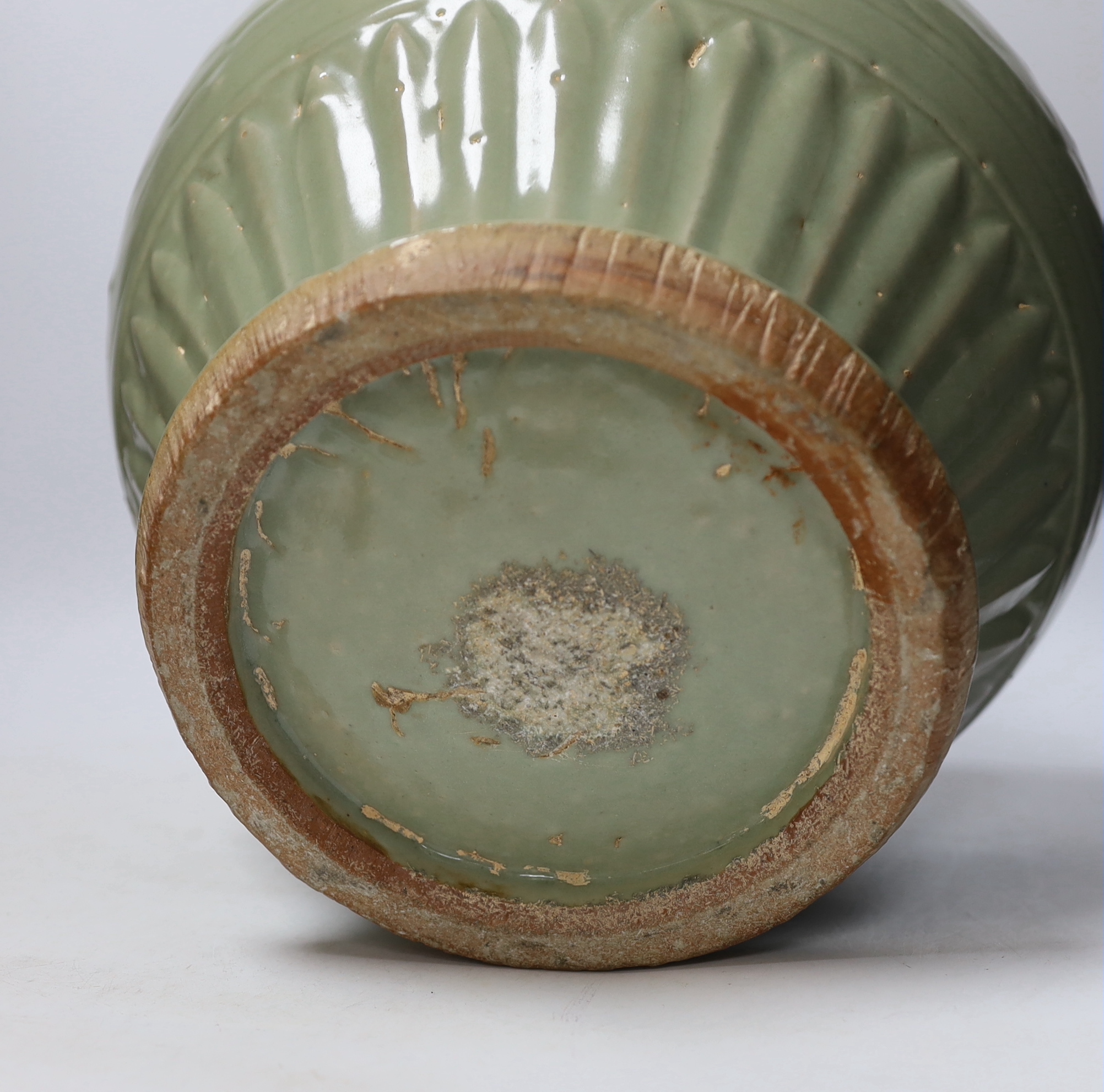 A large Chinese celadon jar and cover, Ming dynasty or later, the lotus leaf shaped cover above a - Image 5 of 5