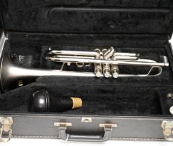 A cased 1980s Getzen trumpet, matt chrome finish, serial number K129186, with mouthpiece and Denis