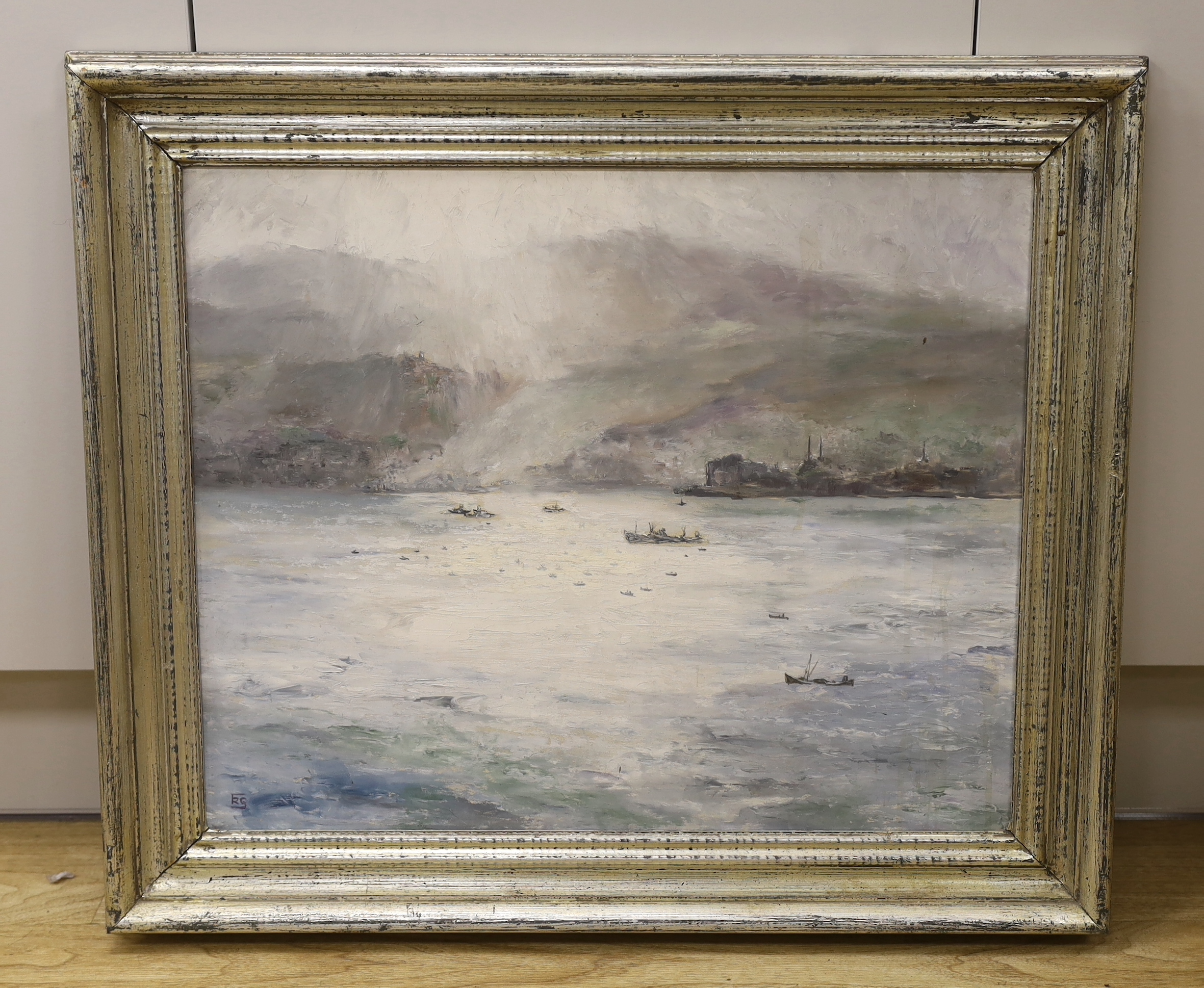 R Green, Impressionist oil on board, Seascape with boats before mountains, monogrammed, inscribed - Image 2 of 3
