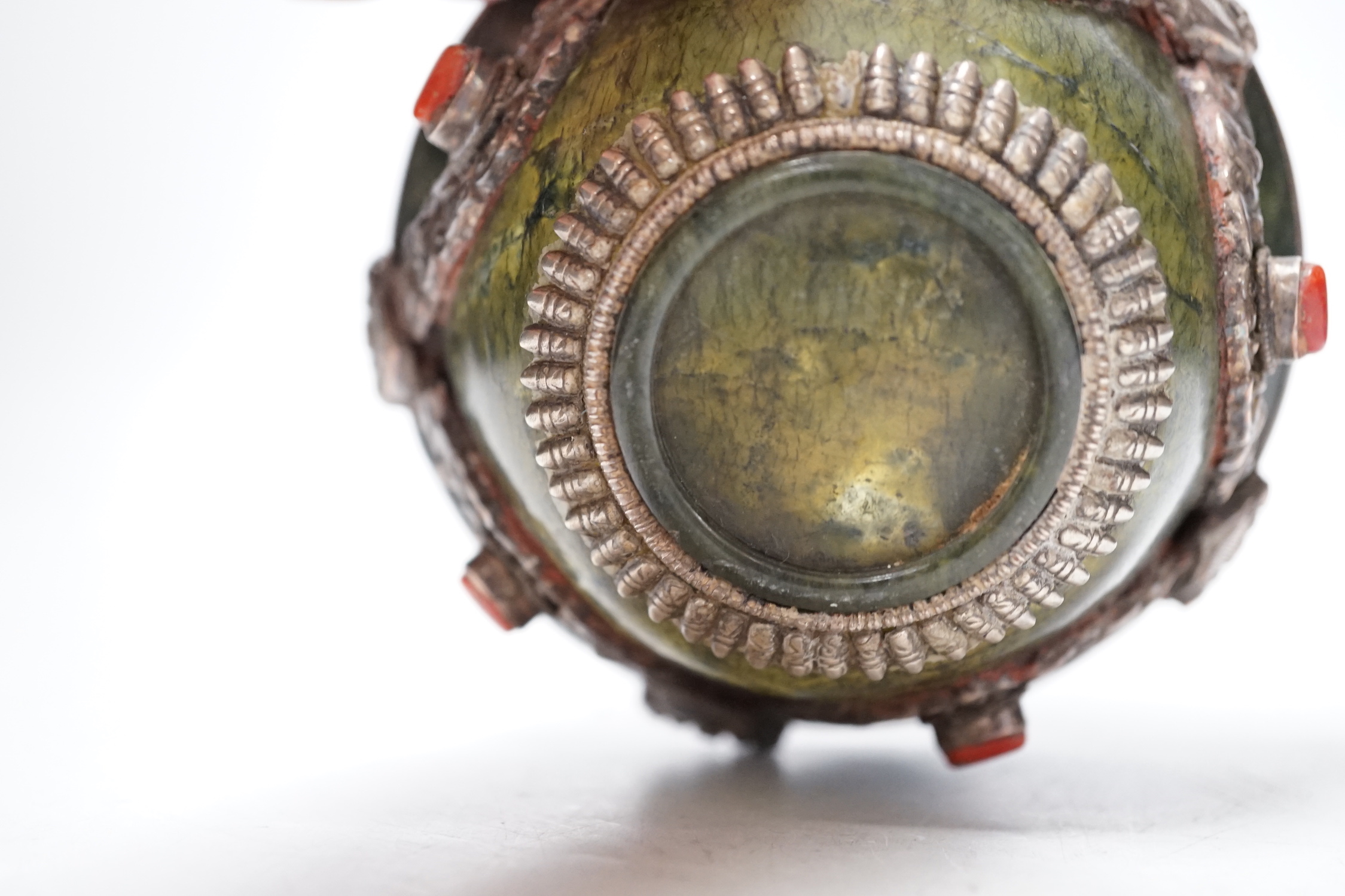 A Tibetan silver cup and a silver mounted hard stone bowl - Image 4 of 4