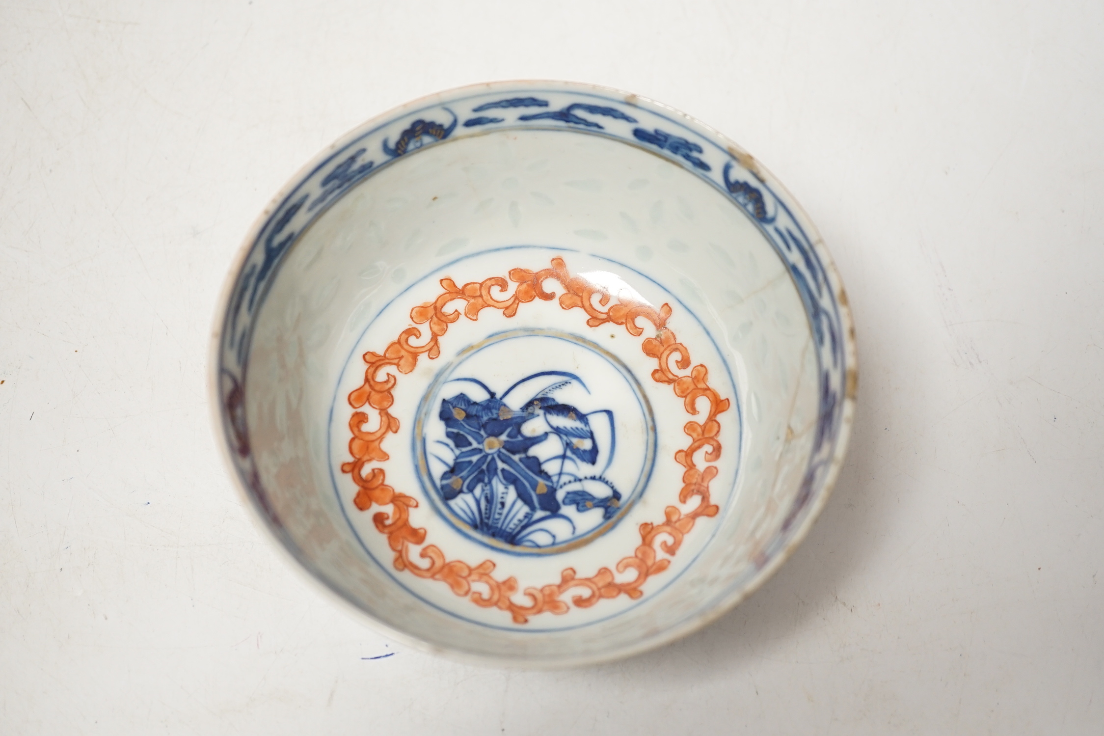 A Chinese blue and white bowl with iron red, 12cm in diameter - Image 4 of 8