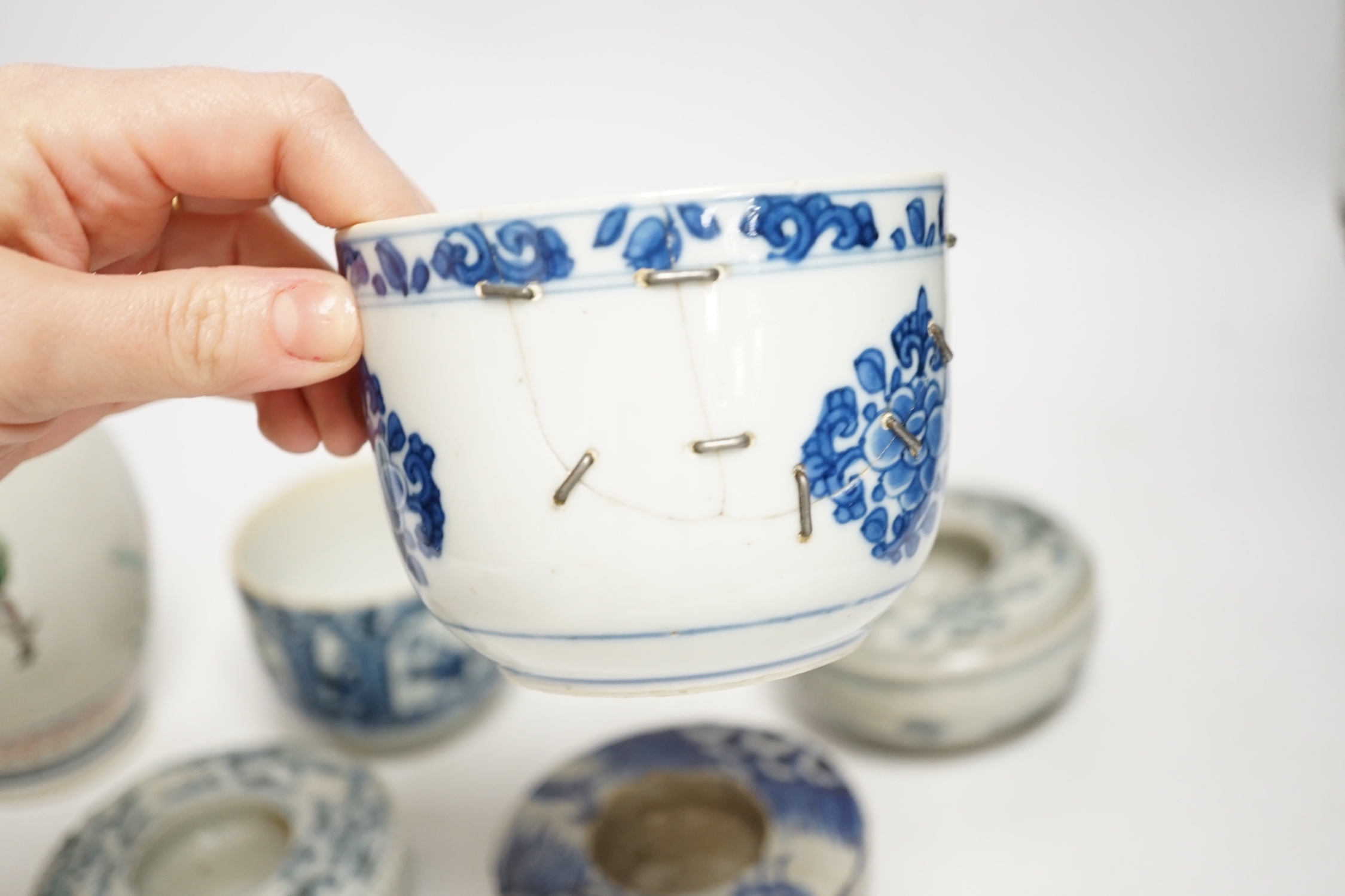 A group of Chinese ceramics, 17th/18th century, to include a famille verte mug (lacking handle) - Image 4 of 12