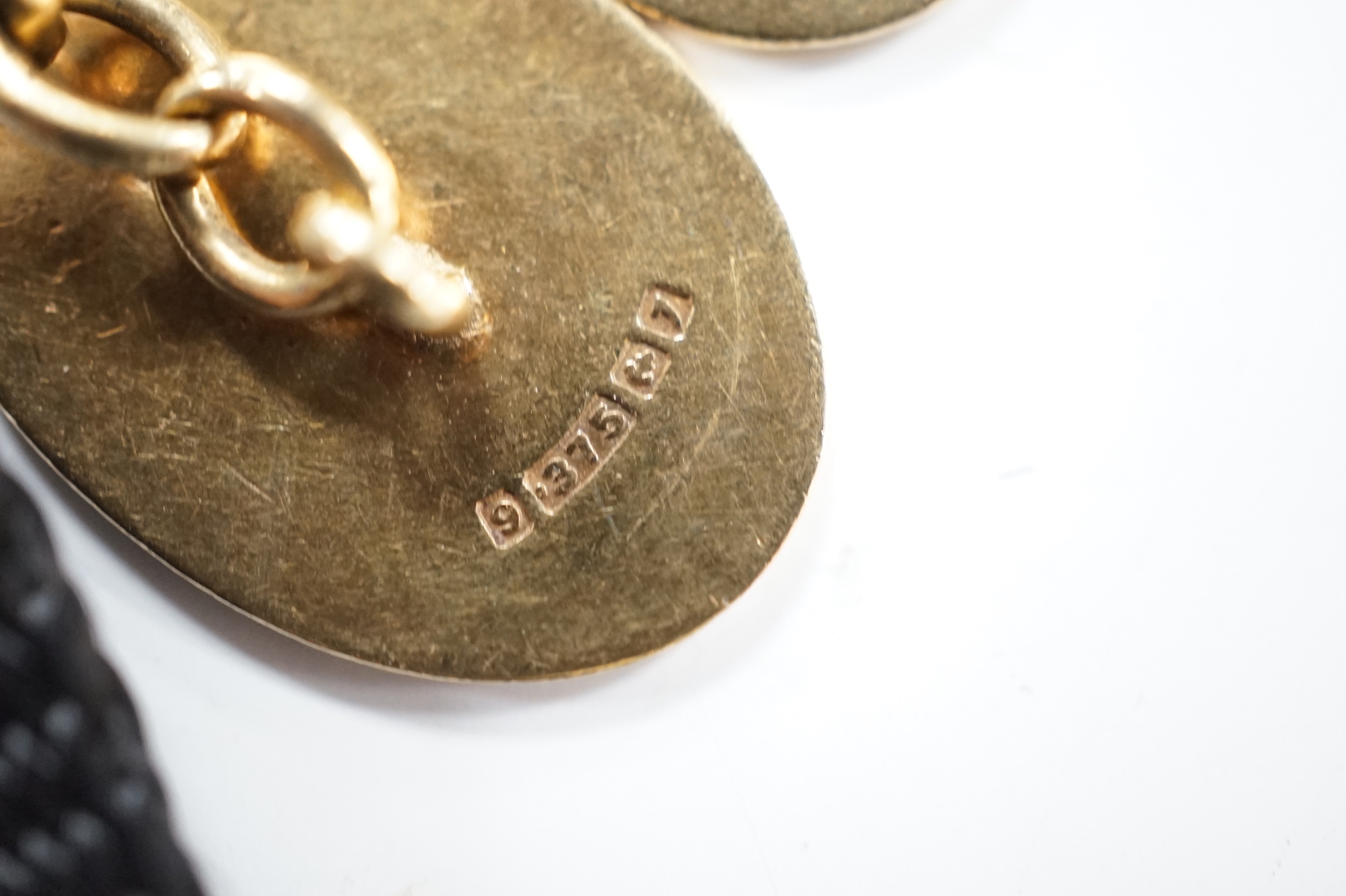 A pair of early 1960's 9ct gold oval cufflinks, with engraved crest and monogram, 10.3 grams. - Image 4 of 10