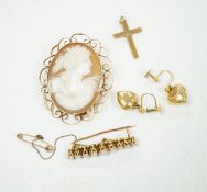 A 9ct and white opal cluster set bar brooch, a 9ct mounted oval cameo shell brooch, a pair of 9ct