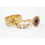 A yellow metal and cabochon garnet set ring, an Edwardian 18ct and graduated split pearl set half