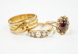 A yellow metal and cabochon garnet set ring, an Edwardian 18ct and graduated split pearl set half