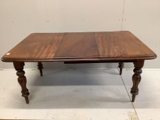 A Victorian mahogany extending dining table, length 162cm extended, one spare leaf, depth 102cm,