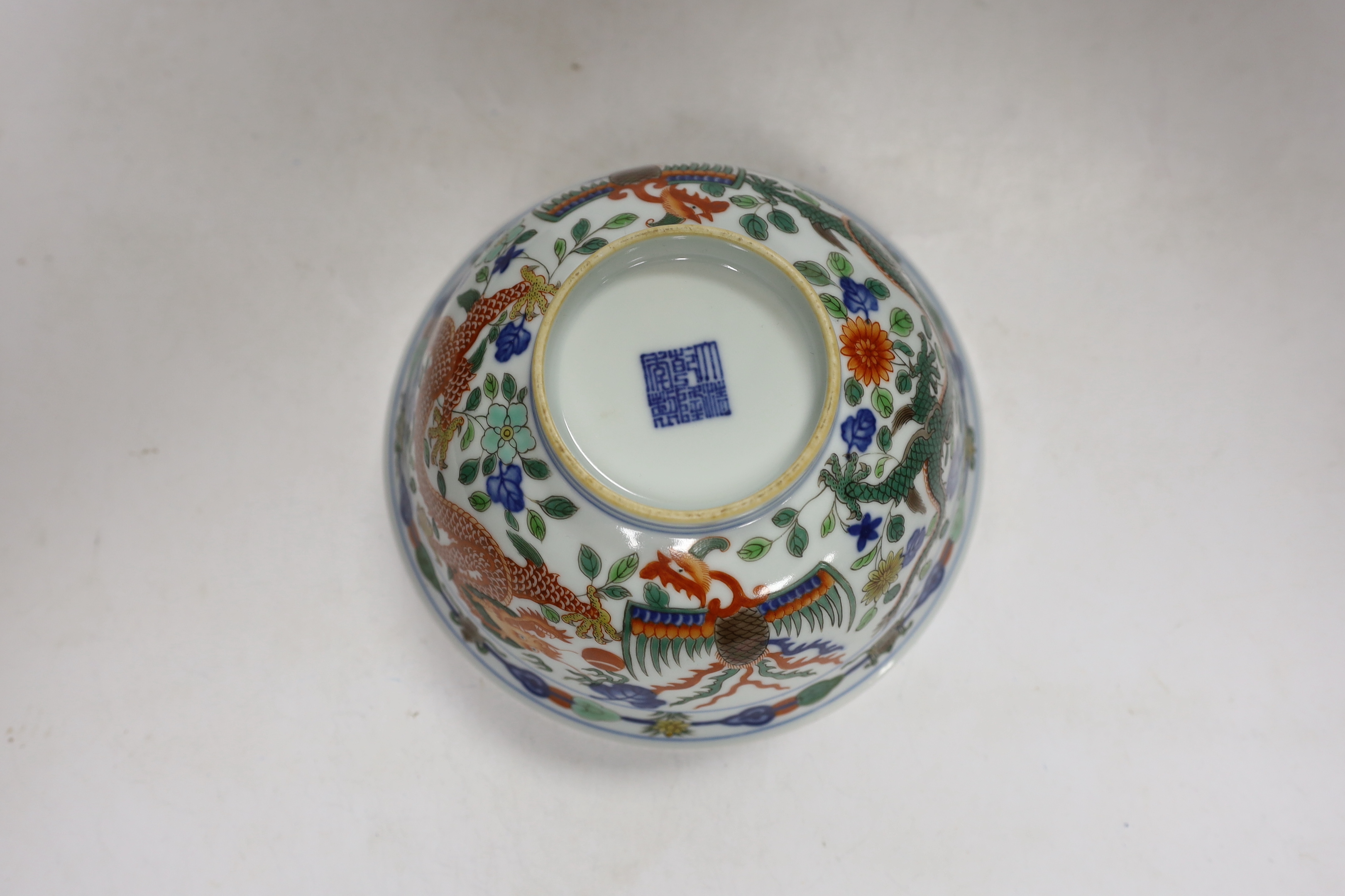 A Chinese wucai 'dragon & phoenix ' bowl, Qianlong mark but later, 16cm - Image 4 of 4