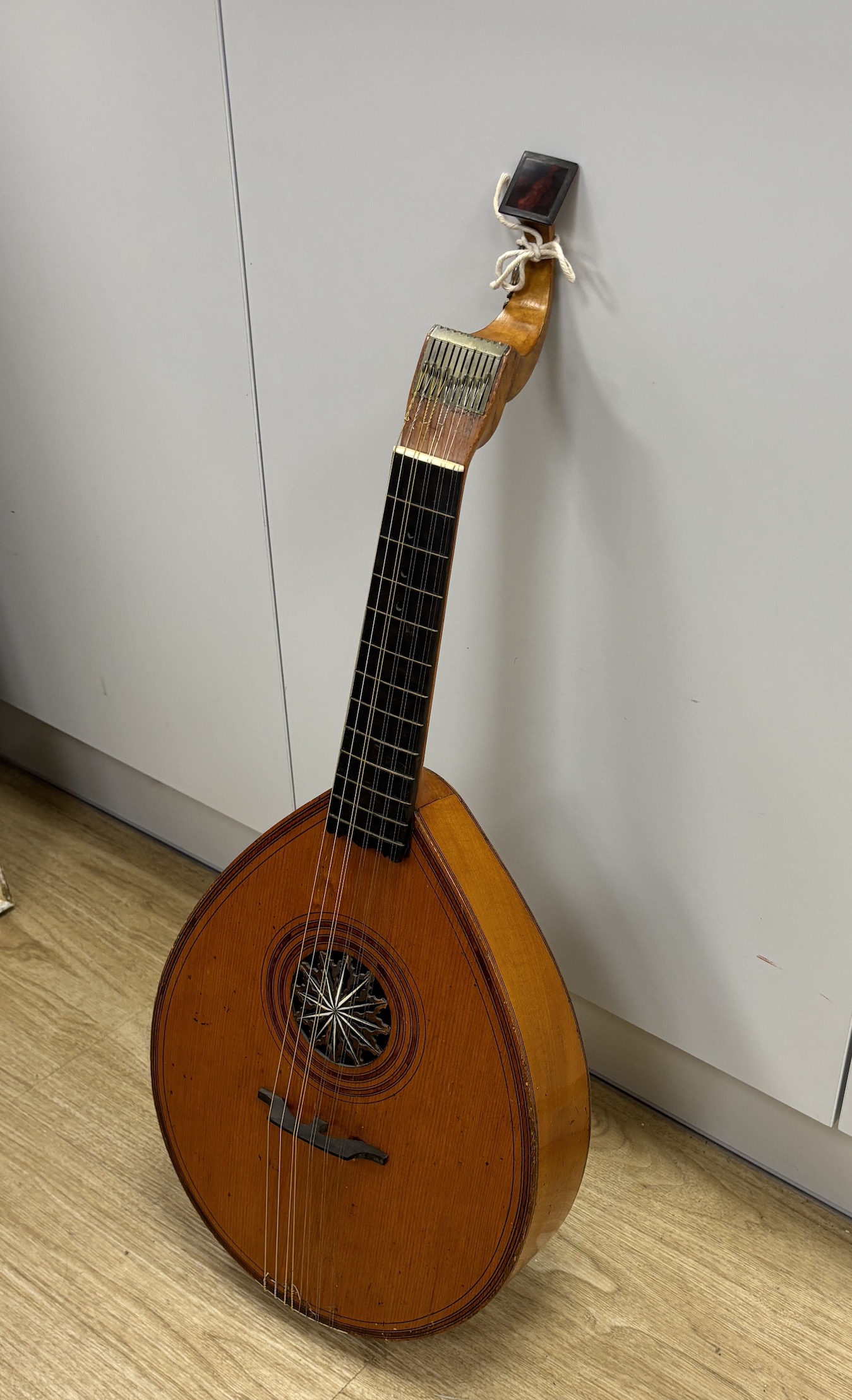 An 18th century English guitar, c.1760-80, possibly of London manufacture by Preston or Hintz, - Image 2 of 2