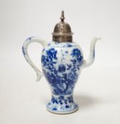 A Chinese Kangxi period blue and white small ewer, with unmarked English white metal cover, 14,5cm