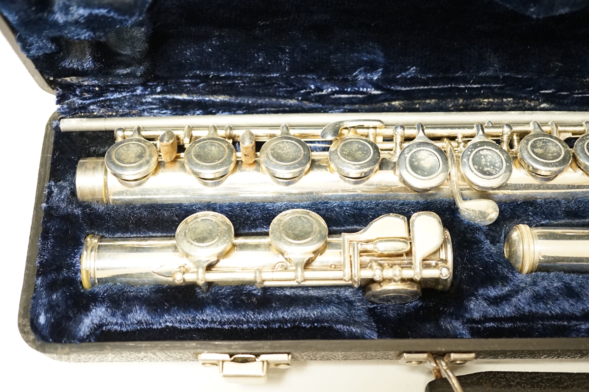 A cased Boosey and Hawkes 400 flute with closed hole key work - Image 2 of 4