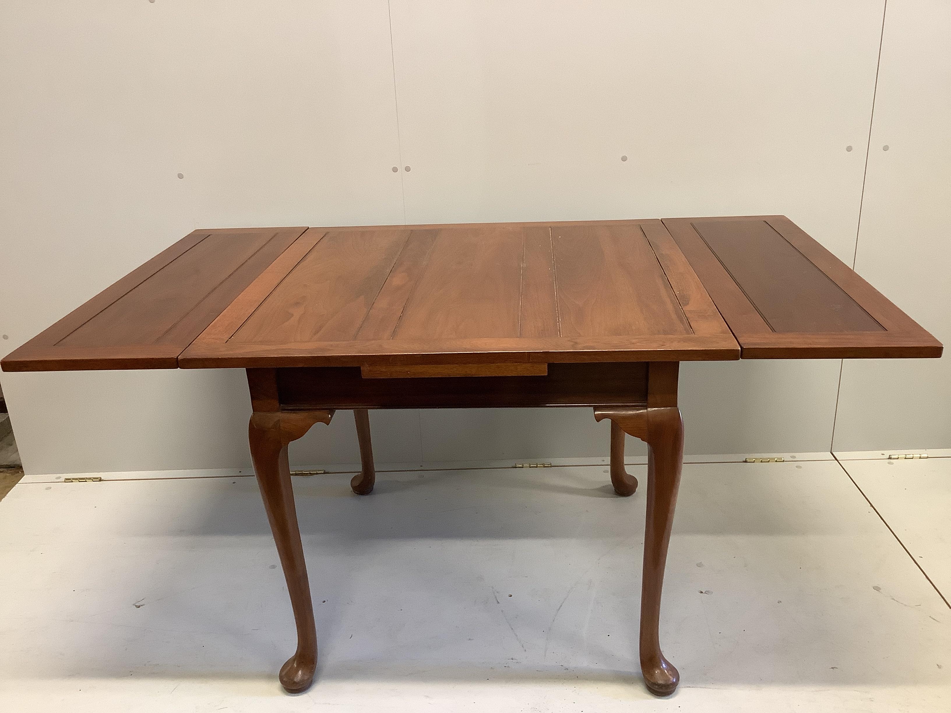 An early 20th century walnut draw leaf dining table, width 121cm extended, depth 91cm, height 76cm - Image 2 of 2