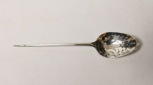 An 18th century silver mote spoon, maker, TW, 12.4cm.
