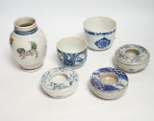 A group of Chinese ceramics, 17th/18th century, to include a famille verte mug (lacking handle)