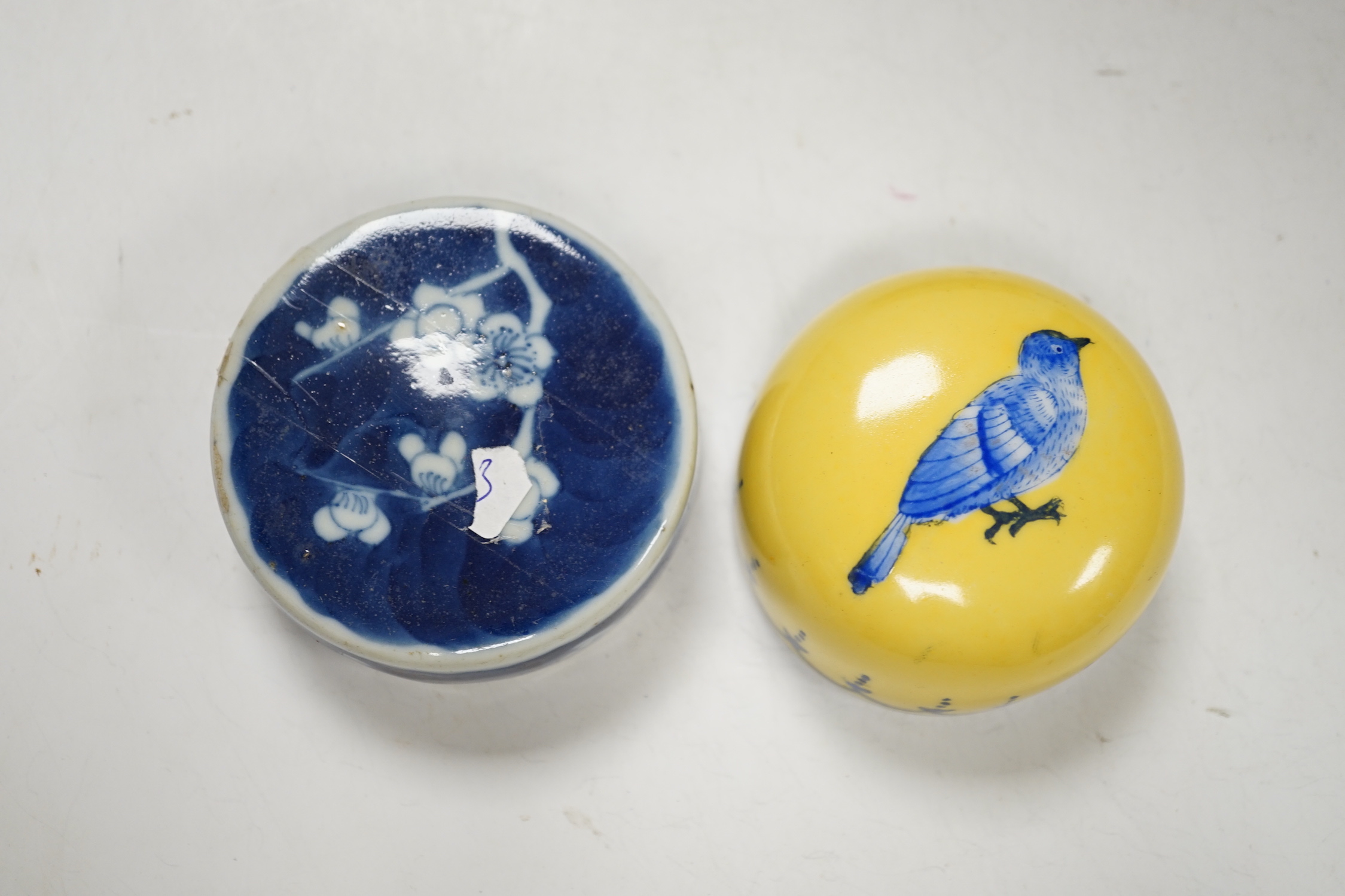 Three Chinese blue and white dishes or plates, Kangxi to Qianlong period and two later covers, - Image 5 of 10