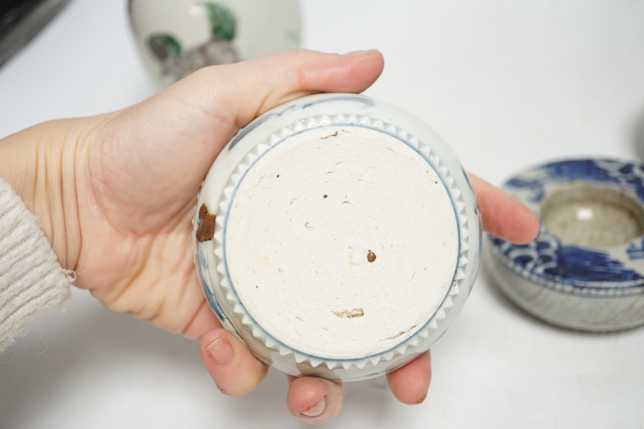 A group of Chinese ceramics, 17th/18th century, to include a famille verte mug (lacking handle) - Image 8 of 12