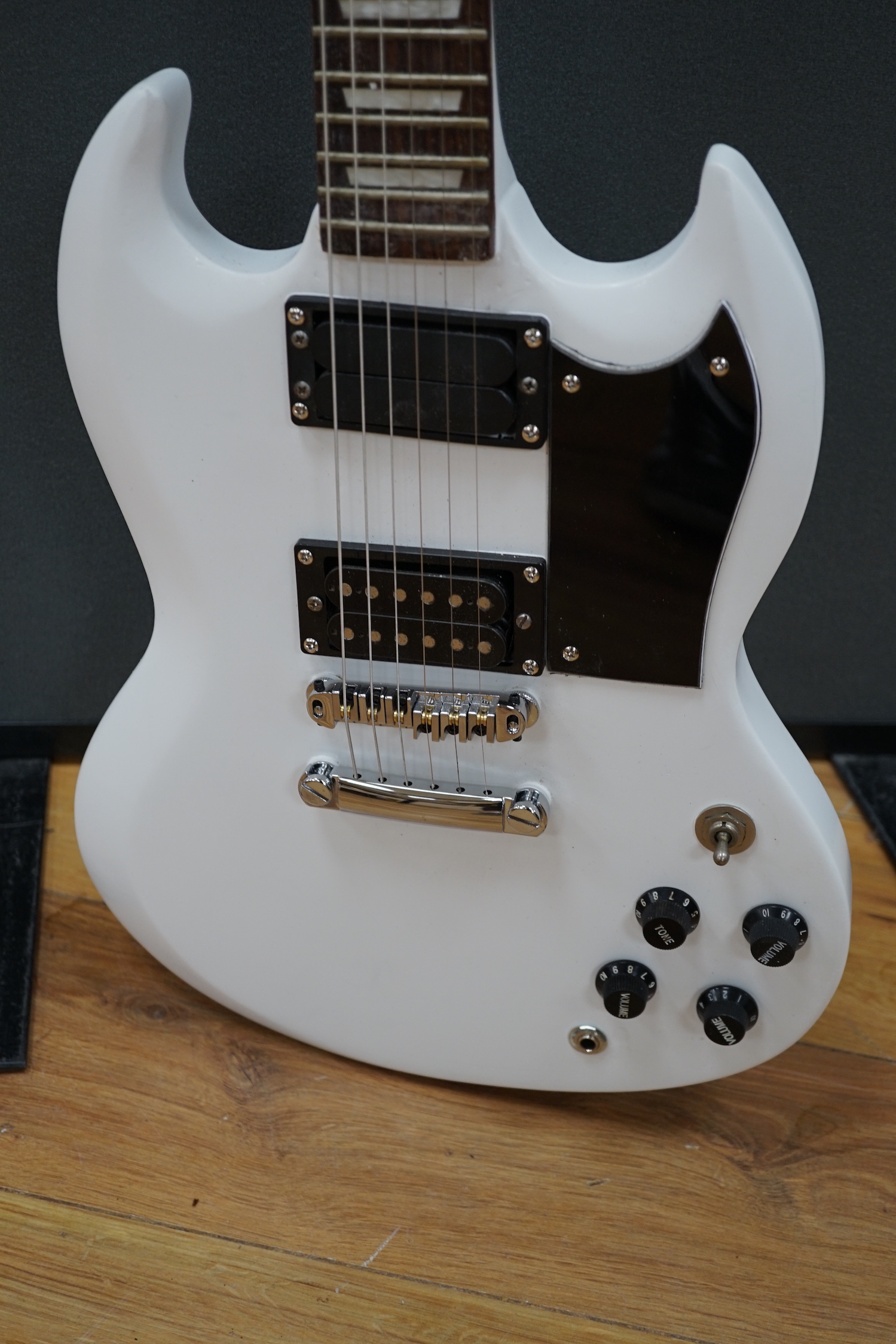 A white painted electric six string guitar - Image 4 of 5
