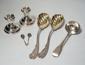 A pair of late Victorian silver serving spoons, with wavy foliate handles, Sheffield, 1897, 22.