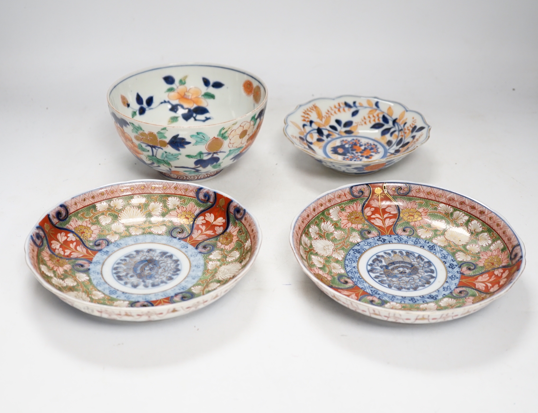 A Japanese Imari bowl and three dishes, 19th century, bowl 15cm diameter