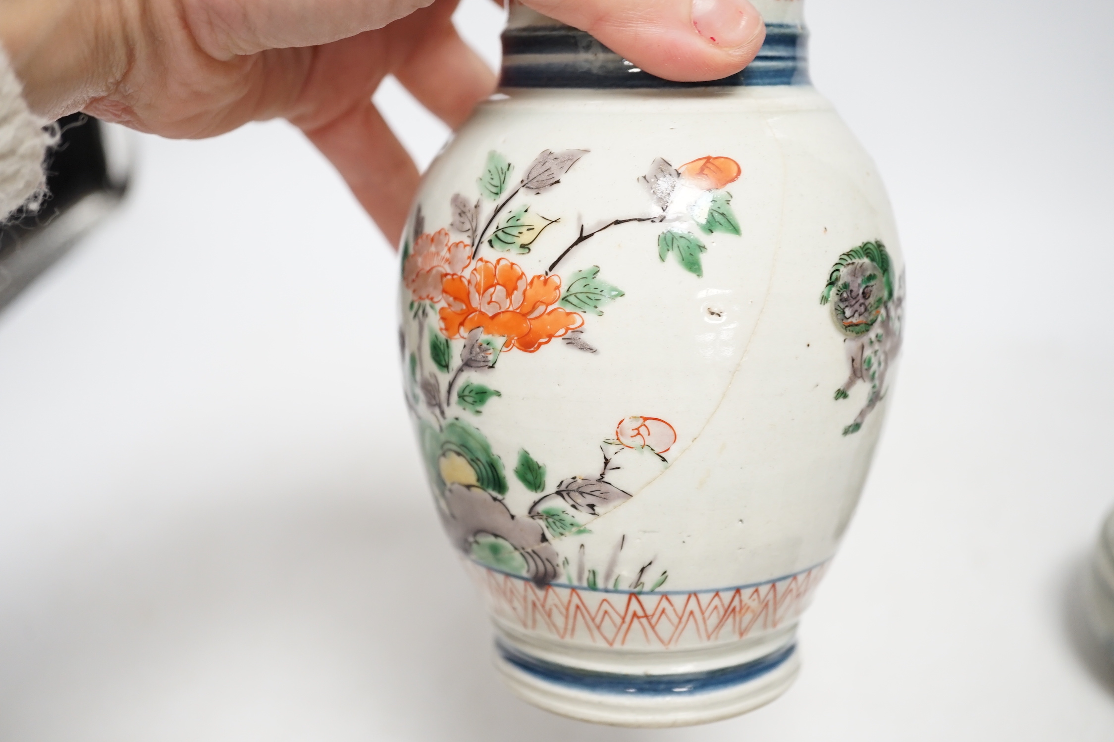 A group of Chinese ceramics, 17th/18th century, to include a famille verte mug (lacking handle) - Image 10 of 12