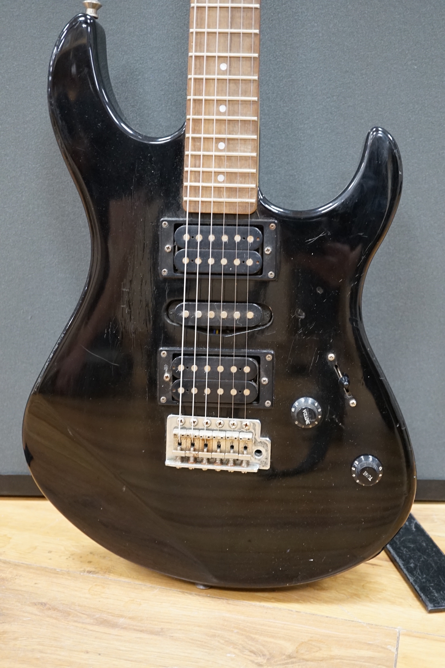 A Yamaha electric guitar, ERG 121, with black lacquer body and a small Carlsbro Kickstart practice - Image 2 of 4