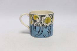 A Wedgwood commemorative mug for George V Coronation by Eric Ravilious, 10.5cm