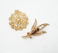 An Edwardian yellow metal and seed pearl set circular cluster pendant brooch, 27mm, gross weight 6.2