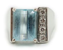 A modern 750 white gold and single stone emerald cut aquamarine set dress ring, with one side