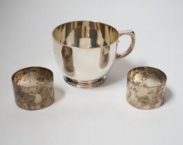 A George V silver cup, with single handle, Searle & Co, London, 1932, height 61mm, together with a