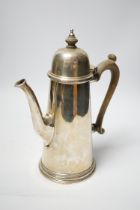 An Elizabeth II Queen Ann style coffee pot, Nat Leslie Ltd, London, 1961, gross weight 23.1oz.