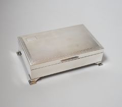 An Elizabeth II engine turned silver mounted rectangular cigarette box, Birmingham, 1961, 15.4cm, on