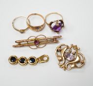 Six items of assorted jewellery including three 9ct and gem set rings, an Edwardian 9ct and amethyst