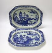 A pair of late 18th century Chinese export serving plates, 36cm