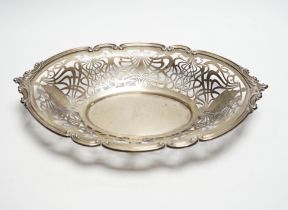An Edwardian pierced silver fruit bowl, Mappin & Webb, London 1903, 33.7cm, 14.7oz.