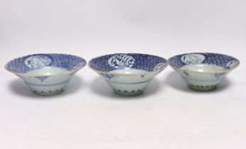 Three 19th century Chinese blue and white bowls, 18cm in diameter