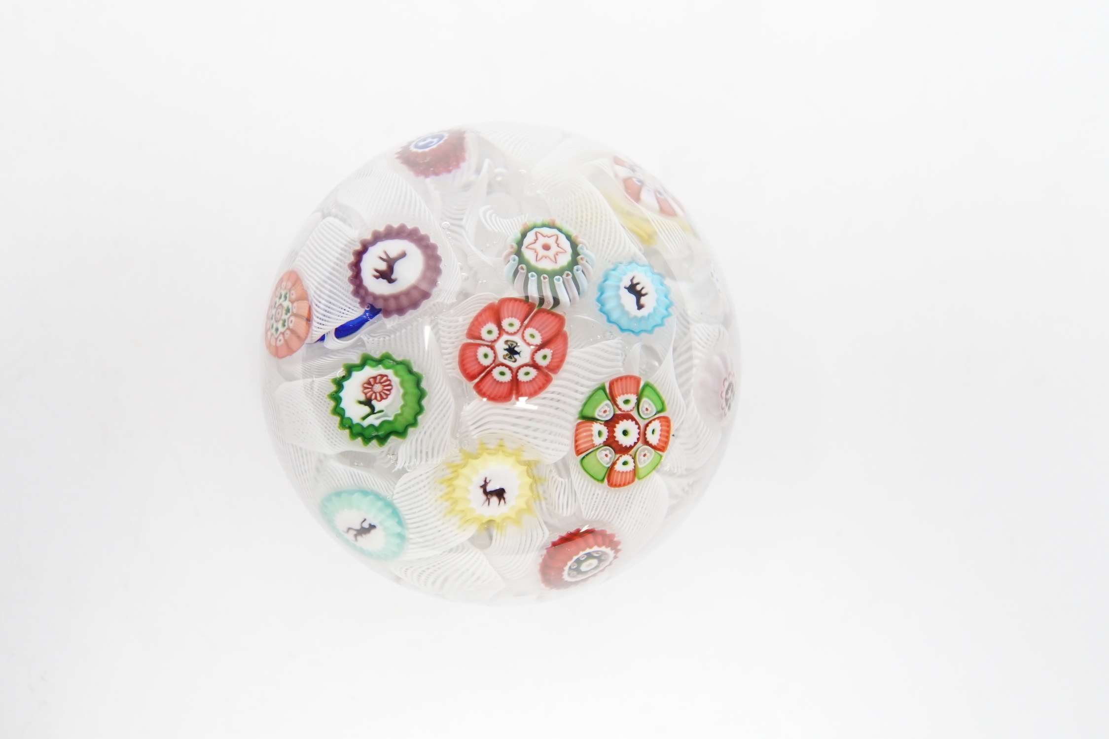 A Baccarat glass paperweight with scattered silhouette and other canes on a quilted latticino - Bild 2 aus 8