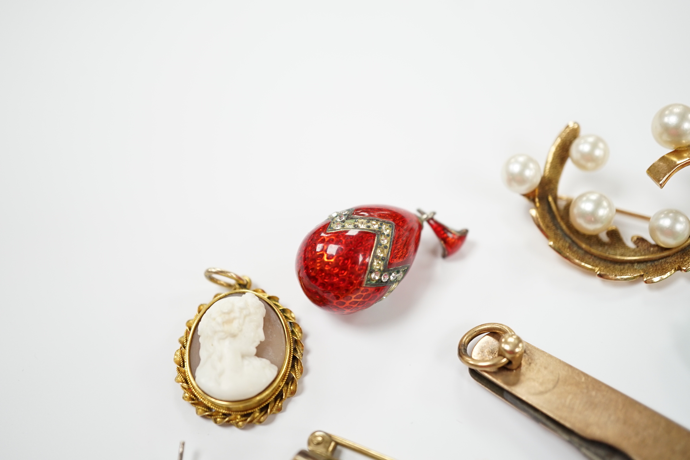 Assorted jewellery, including a 9ct gold mounted penknife(a.f.), an enamelled egg pendant, pair of - Image 3 of 7