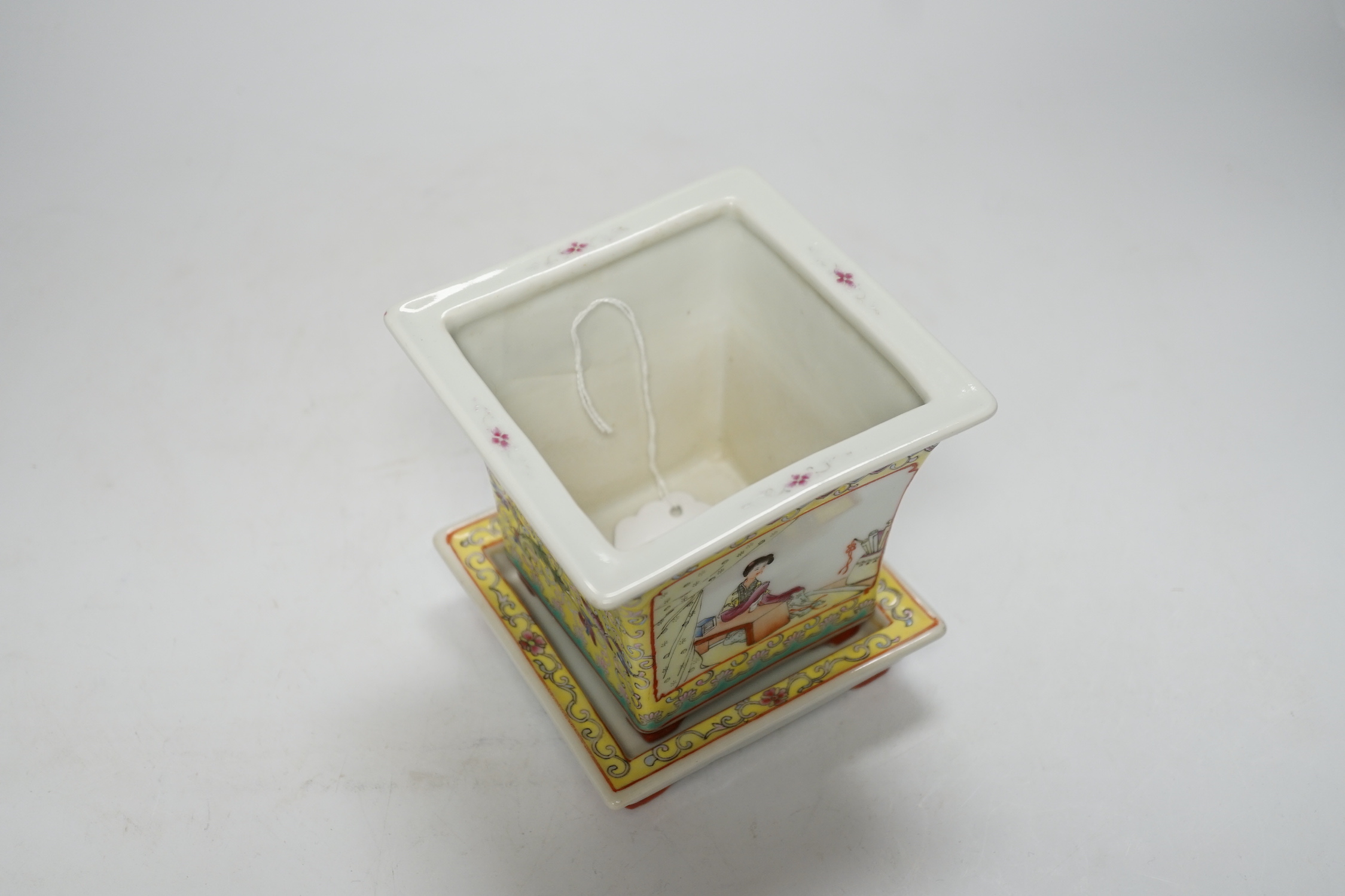 A Chinese yellow ground famille rose planter and underdish, Qianlong mark, Republic period, 11.5cm - Image 4 of 7